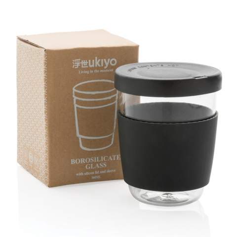 Geniet van je koffie op het werk of thuis in dit Ukiyo borosilicaatglas met siliconen deksel en sleeve. De beker heeft een fijne grip en een slanke vorm. Een kleine opening in het deksel laat stoom ontsnappen om drukopbouw te voorkomen. BPA-vrij. Capaciteit 360ml.