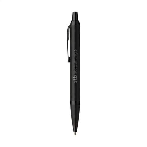 Stylo à bille à encre bleue de la marque Parker avec une forme élancée et conique et un design exclusif. Le corps en acier inoxydable avec un revêtement PVD mat donne à ce stylo à bille un look moderne et puissant. Magnifiquement combiné avec des accents en plastique brillant noir. Avec le clip à flèche iconique. Le stylo est équipé d’une recharge Parker pour une expérience d’écriture fluide. Idéal comme cadeau personnel et parfait pour un usage quotidien. Livré dans une boîte-cadeau Parker. Fabriqué en Europe. Emballage par pièce.