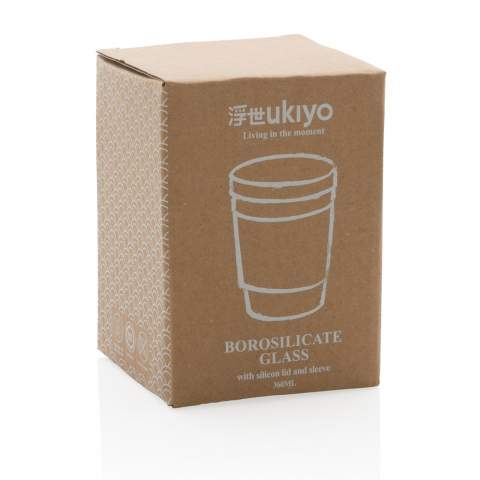 Geniet van je koffie op het werk of thuis in dit Ukiyo borosilicaatglas met siliconen deksel en sleeve. De beker heeft een fijne grip en een slanke vorm. Een kleine opening in het deksel laat stoom ontsnappen om drukopbouw te voorkomen. BPA-vrij. Capaciteit 360ml.