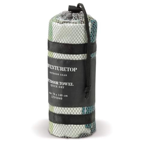 Komfortables Outdoor-Handtuch aus schnell trocknender Mikrofaser (200g/m², 700x1400mm). Es enthält einen individuellen Vollfarbdruck auf einer Seite und einen optionalen Vollfarbdruck auf der Rückseite. Außerdem kann die Farbe der Naht angepasst werden und es wird mit einem Beutel geliefert.