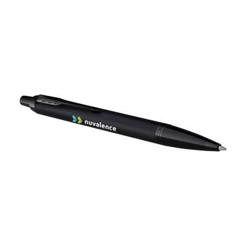 Stylo à bille à encre bleue de la marque Parker avec une forme élancée et conique et un design exclusif. Le corps en acier inoxydable avec un revêtement PVD mat donne à ce stylo à bille un look moderne et puissant. Magnifiquement combiné avec des accents en plastique brillant noir. Avec le clip à flèche iconique. Le stylo est équipé d’une recharge Parker pour une expérience d’écriture fluide. Idéal comme cadeau personnel et parfait pour un usage quotidien. Livré dans une boîte-cadeau Parker. Fabriqué en Europe. Emballage par pièce.