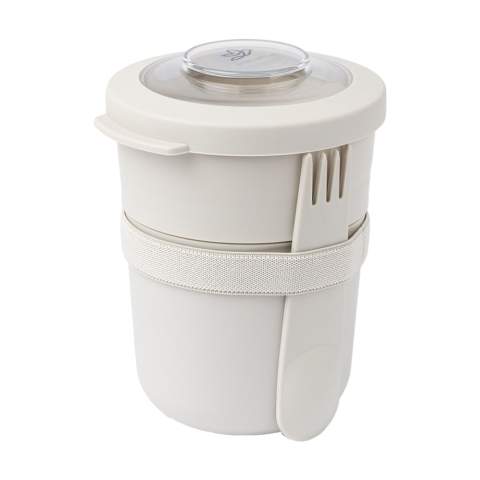 Récipient à aliments en plastique PP de la marque Amuse. Une torsion sépare les deux compartiments. Le compartiment supérieur peut être fermé par un couvercle en Tritan transparent et anti-fuite et a une capacité d'environ 150 ml pour des fruits ou du muesli. Le compartiment inférieur, d'une capacité de 450 ml, est assez grand pour une généreuse portion de yaourt ou de fromage blanc. Idéal pour conserver ou transporter un déjeuner ou un en-cas, ce foodjar est livré avec une fourchette et une cuillère en plastique et un élastique. Sans BPA. Convient au micro-ondes (sans couvercle), au congélateur et au lave-vaisselle jusqu'à 65°C. Le lavage à la main est recommandé pour préserver l’impression. Capacité 600 ml. Fabriqué en Belgique. Optionnel : Chaque article peut être fourni dans une boite individuelle en papier kraft marron.