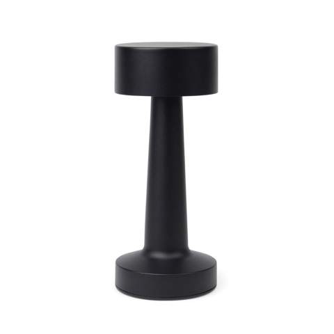 Beleuchten Sie Ihren Raum mit der Maris RCS Tischleuchte. Die aus robustem Metall und recyceltem ABS gefertigte Lampe bietet bis zu 8 Stunden Licht. Mit dem Touch-Schalter können Sie ganz einfach zwischen warmem Licht, weißem Licht und warmweißem Licht wechseln und die Helligkeit mit einem langen Druck einstellen. Wiederaufladbar über USB-C, Kabel im Lieferumfang enthalten. Zertifiziert durch RCS (Recycled Claim Standard). Die RCS-Zertifizierung garantiert, dass die gesamte Lieferkette der recycelten Materialien zertifiziert ist. Der Gesamtanteil an recycelten Materialien basiert auf dem Gesamtgewicht des Produkts. Dieses Produkt enthält 11% RCS-zertifiziertes recyceltes ABS.