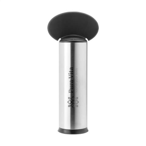 Brabantia kurkentrekker van RVS en kunststof. Past op alle standaard flessen (tot 4,57 cm Ø), heeft goede houvast en een moeiteloze bediening dankzij de extra grote draaigreep. De centreerring zet de spiraal altijd in het midden van de kurk. De spiraal is voorzien van een 'non-stick' coating - geen kurkresten in de wijn. Met ingebouwde caspulesnijder en eenvoudig ontkurkmechanisme om de kurk uit de fles en van de kurkentrekker te halen. 99% recyclebaar. Met 5 jaar fabrieksgarantie.
