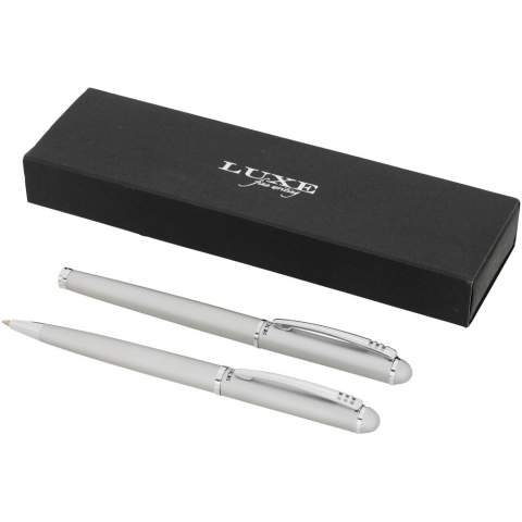 Exclusief ontworpen draaibalpen en captype pennenset met roller. Verkrijgbaar in glanzend zwart, matzilver en matblauw. Verpakt in geschenkverpakking ''LUXE'' (17 x 5,5 x 3 cm).