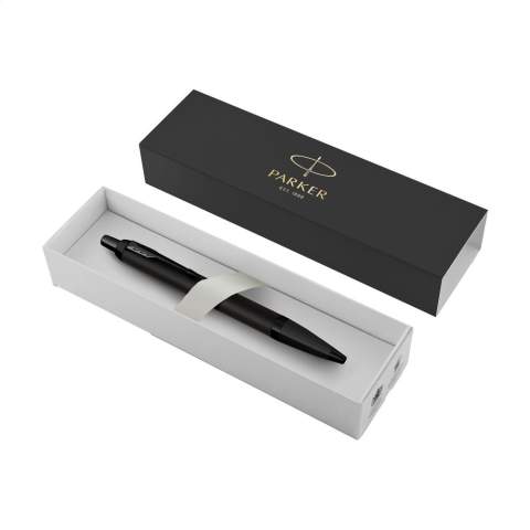 Stylo à bille à encre bleue de la marque Parker avec une forme élancée et conique et un design exclusif. Le corps en acier inoxydable avec un revêtement PVD mat donne à ce stylo à bille un look moderne et puissant. Magnifiquement combiné avec des accents en plastique brillant noir. Avec le clip à flèche iconique. Le stylo est équipé d’une recharge Parker pour une expérience d’écriture fluide. Idéal comme cadeau personnel et parfait pour un usage quotidien. Livré dans une boîte-cadeau Parker. Fabriqué en Europe. Emballage par pièce.