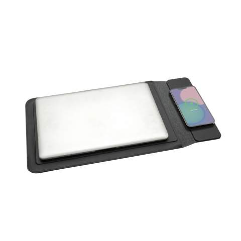 Pochette pour ordinateur portable Swiss Peak en Polyester RCS avec chargement sans fil 5W, conçue pour les ordinateurs portables de 14 à 15,6 pouces, allie style, fonctionnalité et durabilité. Utilisez-la pour transporter votre ordinateur partout où vous allez et, une fois arrivé à destination, transformez-la en poste de travail. Fabriquée en polyester recyclé certifié RCS (Recycled Claim Standard), elle contient 6 % de matériaux recyclés par rapport au poids total de l'article. Cette pochette élégante est dotée d'une fermeture magnétique et offre des capacités de charge magnétique sans fil de 15 W pour que vos appareils restent alimentés pendant vos déplacements. Elle offre un équilibre parfait entre protection et portabilité. La pochette est livrée avec un câble RCS Type-C RTPE noir de 120 cm pour une connectivité pratique et nécessite une entrée minimale de 9V/2A. Le produit est emballé dans une boîte noire Swiss Peak sans plastique FSC. L'article et les accessoires sont sans PVC.<br /><br />WirelessCharging: true<br />PVC free: true