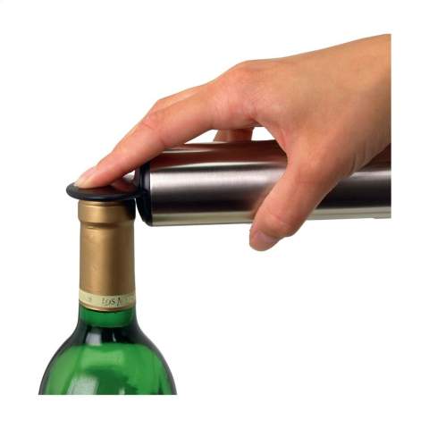 Brabantia kurkentrekker van RVS en kunststof. Past op alle standaard flessen (tot 4,57 cm Ø), heeft goede houvast en een moeiteloze bediening dankzij de extra grote draaigreep. De centreerring zet de spiraal altijd in het midden van de kurk. De spiraal is voorzien van een 'non-stick' coating - geen kurkresten in de wijn. Met ingebouwde caspulesnijder en eenvoudig ontkurkmechanisme om de kurk uit de fles en van de kurkentrekker te halen. 99% recyclebaar. Met 5 jaar fabrieksgarantie.