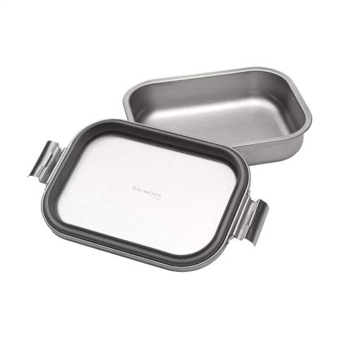 Lunchbox van het merk Brabantia van hoogwaardig RVS. Perfect voor het veilig bewaren van boterhammen en broodjes onderweg. De herbruikbare lunchverpakking heeft een veilige klliksluiting en een luchtdichte sluiting, zodat je lunch langer vers blijft. Geschikt voor de oven (zonder deksel), diepvries en vaatwasmachinebestendig. Gemaakt van 51% gerecycled materiaal. 100% recyclebaar. Met 5 jaar fabrieksgarantie. Inhoud 1.100 ml.