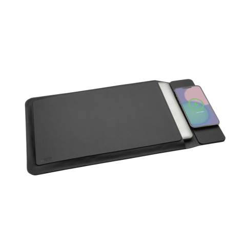 Pochette pour ordinateur portable Swiss Peak en Polyester RCS avec chargement sans fil 5W, conçue pour les ordinateurs portables de 14 à 15,6 pouces, allie style, fonctionnalité et durabilité. Utilisez-la pour transporter votre ordinateur partout où vous allez et, une fois arrivé à destination, transformez-la en poste de travail. Fabriquée en polyester recyclé certifié RCS (Recycled Claim Standard), elle contient 6 % de matériaux recyclés par rapport au poids total de l'article. Cette pochette élégante est dotée d'une fermeture magnétique et offre des capacités de charge magnétique sans fil de 15 W pour que vos appareils restent alimentés pendant vos déplacements. Elle offre un équilibre parfait entre protection et portabilité. La pochette est livrée avec un câble RCS Type-C RTPE noir de 120 cm pour une connectivité pratique et nécessite une entrée minimale de 9V/2A. Le produit est emballé dans une boîte noire Swiss Peak sans plastique FSC. L'article et les accessoires sont sans PVC.<br /><br />WirelessCharging: true<br />PVC free: true