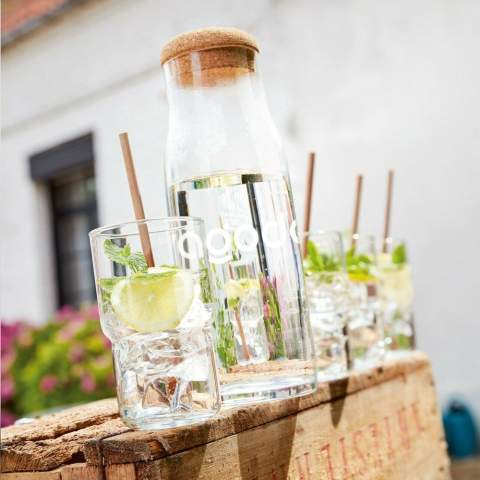 Eine elegante Karaffe aus Glas mit Korkkappe. Zum servieren von Wasser, Saft oder alkoholischen Getränken. Mit großzügiger Öffnung zum Hinzufügen von Eiswürfeln und einfach zu reinigen. Die Flasche ist spülmaschinenfest, der Korken nicht. Fassungsvermögen 1.000 ml.