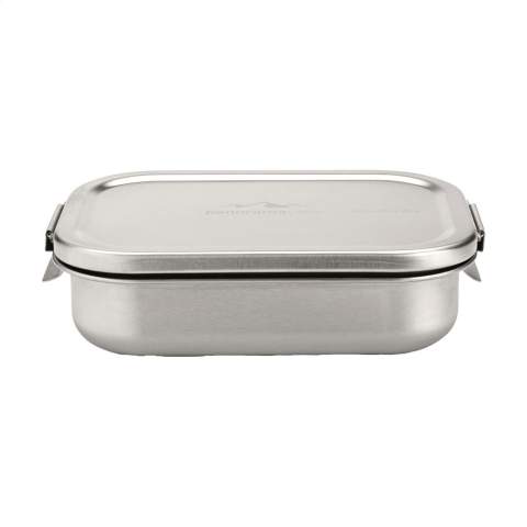 Lunchbox van het merk Brabantia van hoogwaardig RVS. Perfect voor het veilig bewaren van boterhammen en broodjes onderweg. De herbruikbare lunchverpakking heeft een veilige klliksluiting en een luchtdichte sluiting, zodat je lunch langer vers blijft. Geschikt voor de oven (zonder deksel), diepvries en vaatwasmachinebestendig. Gemaakt van 51% gerecycled materiaal. 100% recyclebaar. Met 5 jaar fabrieksgarantie. Inhoud 1.100 ml.