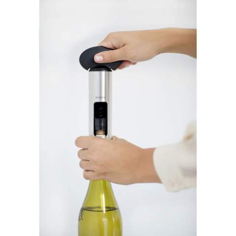 Brabantia kurkentrekker van RVS en kunststof. Past op alle standaard flessen (tot 4,57 cm Ø), heeft goede houvast en een moeiteloze bediening dankzij de extra grote draaigreep. De centreerring zet de spiraal altijd in het midden van de kurk. De spiraal is voorzien van een 'non-stick' coating - geen kurkresten in de wijn. Met ingebouwde caspulesnijder en eenvoudig ontkurkmechanisme om de kurk uit de fles en van de kurkentrekker te halen. 99% recyclebaar. Met 5 jaar fabrieksgarantie.