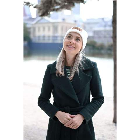 Heerlijk warm voor de winter, maar ook perfect te combineren met je dagelijkse outfit in de herfst of lente. Deze populaire muts is gemaakt van stevig gebreid acryl en biedt zowel comfort als stijl.