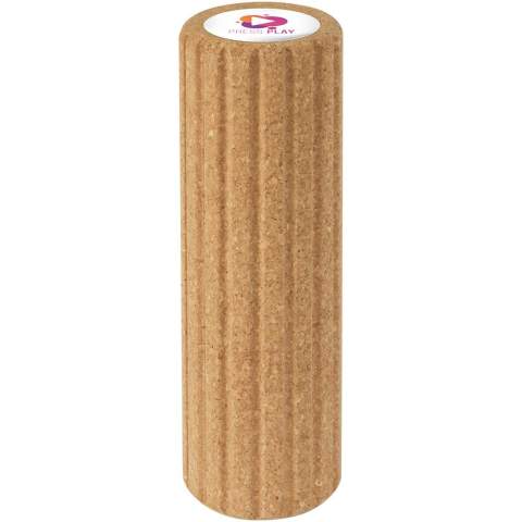 Yogaroller gemaakt van kurk die stabiliteit biedt en uitglijden voorkomt, waardoor het gemakkelijker wordt om yogahoudingen met vertrouwen vol te houden. Kurk is een natuurlijk materiaal dat afkomstig is van de schors van kurkeiken. Het wordt vaak in verschillende producten gebruikt vanwege zijn unieke eigenschappen, zoals lichtgewicht, robuust, duurzamer en een antislip oppervlak. Voorzien van een natuurlijke textuur die een uitstekende grip biedt, zelfs wanneer de roller licht vochtig wordt door het zweten tijdens de yogabeoefening. Afmetingen: 29,5 x 9,5 cm. De hoes is gemaakt van gerecycled kraftpapier. 