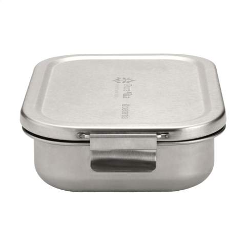 Lunchbox van het merk Brabantia van hoogwaardig RVS. Perfect voor het veilig bewaren van boterhammen en broodjes onderweg. De herbruikbare lunchverpakking heeft een veilige klliksluiting en een luchtdichte sluiting, zodat je lunch langer vers blijft. Geschikt voor de oven (zonder deksel), diepvries en vaatwasmachinebestendig. Gemaakt van 51% gerecycled materiaal. 100% recyclebaar. Met 5 jaar fabrieksgarantie. Inhoud 1.100 ml.