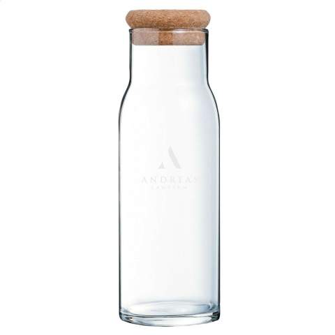 Eine elegante Karaffe aus Glas mit Korkkappe. Zum servieren von Wasser, Saft oder alkoholischen Getränken. Mit großzügiger Öffnung zum Hinzufügen von Eiswürfeln und einfach zu reinigen. Die Flasche ist spülmaschinenfest, der Korken nicht. Fassungsvermögen 1.000 ml.