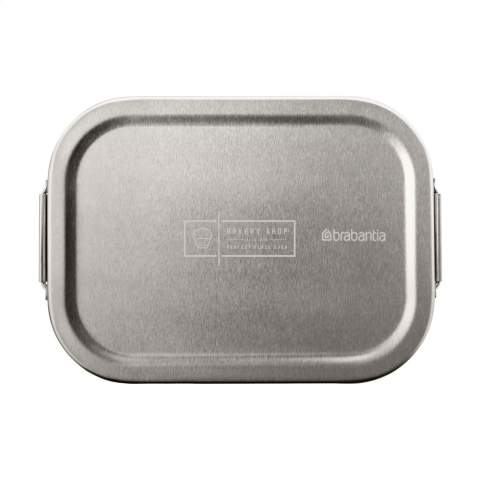 Lunchbox van het merk Brabantia van hoogwaardig RVS. Perfect voor het veilig bewaren van boterhammen en broodjes onderweg. De herbruikbare lunchverpakking heeft een veilige klliksluiting en een luchtdichte sluiting, zodat je lunch langer vers blijft. Geschikt voor de oven (zonder deksel), diepvries en vaatwasmachinebestendig. Gemaakt van 51% gerecycled materiaal. 100% recyclebaar. Met 5 jaar fabrieksgarantie. Inhoud 1.100 ml.