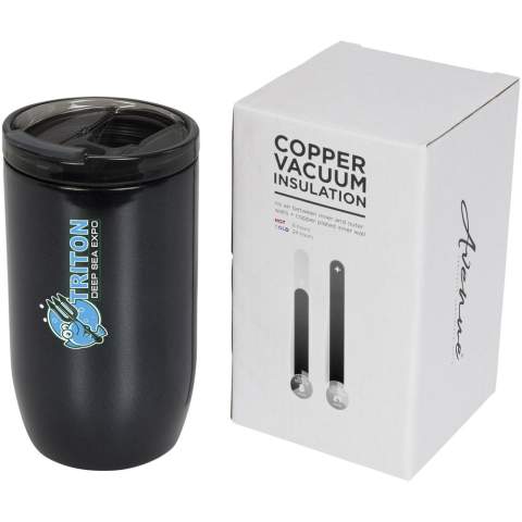 Ce gobelet compact durable est idéal pour les voyages. Le couvercle est étanche, avec ouverture facile par pression. Le gobelet est en acier inoxydable à double paroi avec isolation en cuivre, ce qui signifie qu’il maintiendra les boissons chaudes pendant 8 heures et froides pendant 24 heures. La construction empêche également la condensation à l’extérieur du gobelet. Capacité 380 ml. Présentation dans un coffret cadeau Avenue.