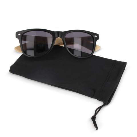 Protégez vos lunettes de soleil avec notre pochette écologique en RPET. Fabriqué à partir de bouteilles en plastique recyclées, il s'agit d'un choix durable qui protège vos lunettes et assainit l'environnement. Procurez-vous le vôtre dès maintenant et ayez l'air bien tout en faisant le bien !