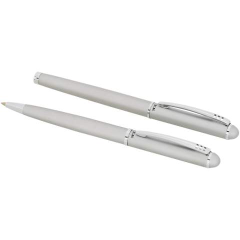 Parure stylo à bille avec mécanisme twist au design exclusif et roller. Disponible en noir brillant, argenté mat et bleu mat. Emballé dans une boîte cadeau « LUXE » (17 x 5,5 x 3 cm).