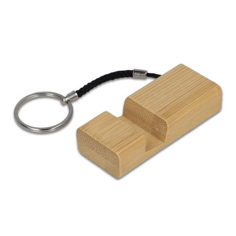 Een compacte en praktische bamboe sleutelhanger die fungeert als telefoonhouder. Ideaal voor handsfree bellen, perfect voor op reis, op het werk of thuis. Het milieuvriendelijke bamboeontwerp voegt een natuurlijk tintje toe aan je accessoires en houdt je telefoon veilig op zijn plaats in een comfortabele kijkhoek. 