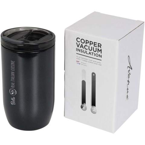 Ce gobelet compact durable est idéal pour les voyages. Le couvercle est étanche, avec ouverture facile par pression. Le gobelet est en acier inoxydable à double paroi avec isolation en cuivre, ce qui signifie qu’il maintiendra les boissons chaudes pendant 8 heures et froides pendant 24 heures. La construction empêche également la condensation à l’extérieur du gobelet. Capacité 380 ml. Présentation dans un coffret cadeau Avenue.
