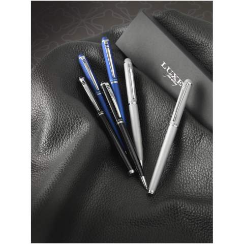 Parure stylo à bille avec mécanisme twist au design exclusif et roller. Disponible en noir brillant, argenté mat et bleu mat. Emballé dans une boîte cadeau « LUXE » (17 x 5,5 x 3 cm).