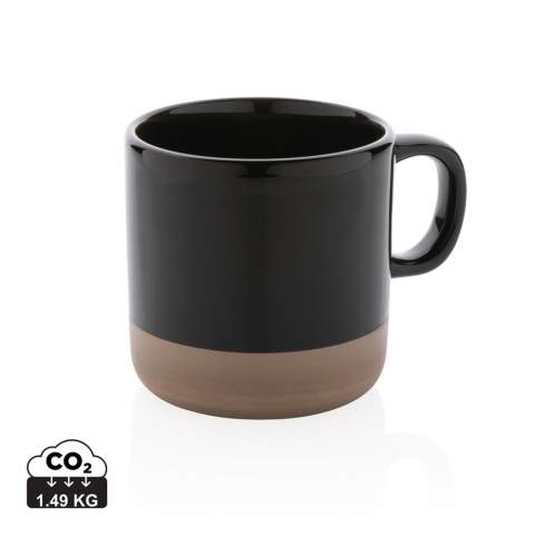 Enjoy your favourite beverages anytime anywhere with this ceramic mug. The mug has a glazed body and a natural baked base. Due to natural variations in the clay used for construction, each mug is unique. Capacity 360 ml. Comes in a kraft gift box.
