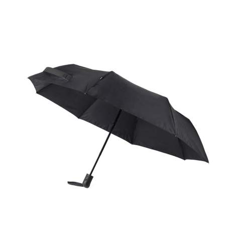 Parapluie anti-tempête de 21 pouces, élégant et moderne, qui vous gardera au sec même les jours de pluie les plus intenses. Sa taille compacte en fait le compagnon idéal pour les déplacements. Fabriqué en tissu pongé RPET 190T de première qualité, il offre une excellente protection contre la pluie tout en affichant un design élégant. Conçu avec un manche en métal et une armature en fibre de verre, ce parapluie garantit résistance et durabilité pour les conditions météorologiques difficiles. La poignée minimaliste en plastique ABS, avec une finition confortable en caoutchouc, ajoute une touche contemporaine et une prise en main sûre. Le système d'ouverture automatique et de fermeture manuelle facilite l'utilisation. Doté de la technologie de traçage AWARE™, ce parapluie confirme l'utilisation authentique de matériaux recyclés, soulignant ainsi notre engagement en faveur d'un approvisionnement responsable.<br /><br />UmbrellaMechanism: Ouvrir automatiquement, fermer manuellement<br />IsStormproof: true