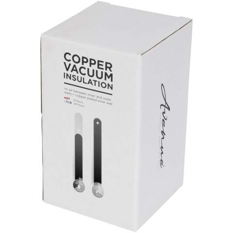 Ce gobelet compact durable est idéal pour les voyages. Le couvercle est étanche, avec ouverture facile par pression. Le gobelet est en acier inoxydable à double paroi avec isolation en cuivre, ce qui signifie qu’il maintiendra les boissons chaudes pendant 8 heures et froides pendant 24 heures. La construction empêche également la condensation à l’extérieur du gobelet. Capacité 380 ml. Présentation dans un coffret cadeau Avenue.