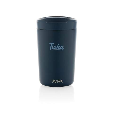 Mug Alya 300ml au design élégant avec corps en acier inoxydable double paroi. L’isolation à vide d’air garde votre boisson préférée chaude pendant 6 heures et l'eau fraîche pendant 8 heures. La base est doté d'un tampon en silicone antidérapant. Fabriqué avec de l'acier inoxydable recyclé certifié RCS. RCS (Recycled Claim Standard) est une norme permettant de vérifier le contenu recyclé d'un produit tout au long de la chaîne d'approvisionnement. Contenu recyclé total : 71% sur la base du poids total de l'article. Sans BPA. Emballage kraft certifié FSC® inclus. Ne jetez pas la boîte mais réutilisez-la pour en faire un porte-téléphone, un porte-crayon ou un pot de fleurs !<br /><br />HoursHot: 6<br />HoursCold: 8