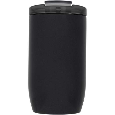 Ce gobelet compact durable est idéal pour les voyages. Le couvercle est étanche, avec ouverture facile par pression. Le gobelet est en acier inoxydable à double paroi avec isolation en cuivre, ce qui signifie qu’il maintiendra les boissons chaudes pendant 8 heures et froides pendant 24 heures. La construction empêche également la condensation à l’extérieur du gobelet. Capacité 380 ml. Présentation dans un coffret cadeau Avenue.