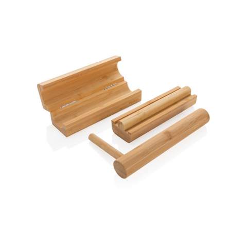 De Ukiyo bamboe sushi maker set is makkelijk in gebruik en perfect om thuis de lekkerste sushi te maken. In een paar simpele stappen maak je de mooiste sushi rolls met je favoriete ingrediënten. Gemaakt van 100% bamboe. Alleen handwas. Wordt geleverd in kraft geschenkdoos.