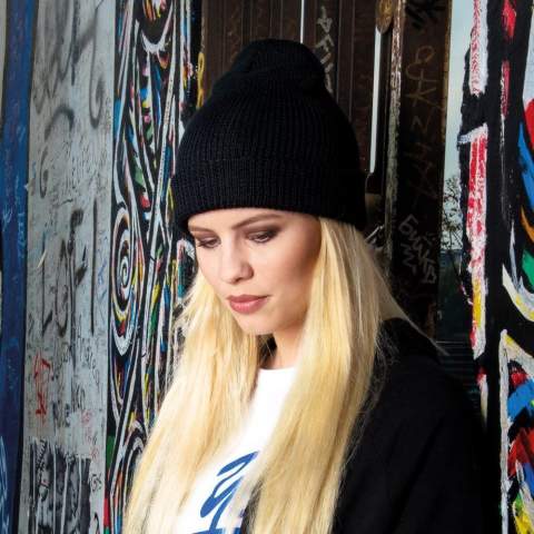 Die Strick Wollmütze hält Sie schön warm im Winter und verleiht Ihrem Outfit auch im Frühling oder Herbst den letzten Schliff. Die qualitativ hochwertige Mütze aus 50% Wolle und 50% Polyacryl mit Umschlag kann nach Ihren Wünschen bestickt werden und kann zu wirklich jedem Anlass getragen werden. Von Qualität wie dieser haben Sie viele Jahre etwas. Also statten Sie sich mit dieser vielseitigen Mütze mit einem Durchmesser von circa 58 cm aus und veredeln Sie diese frei nach Ihren Wünschen! 