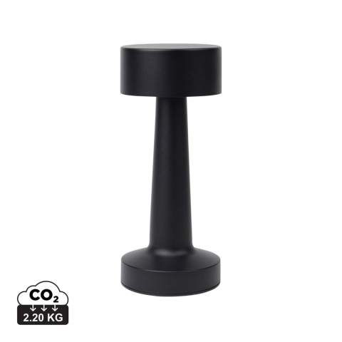 Beleuchten Sie Ihren Raum mit der Maris RCS Tischleuchte. Die aus robustem Metall und recyceltem ABS gefertigte Lampe bietet bis zu 8 Stunden Licht. Mit dem Touch-Schalter können Sie ganz einfach zwischen warmem Licht, weißem Licht und warmweißem Licht wechseln und die Helligkeit mit einem langen Druck einstellen. Wiederaufladbar über USB-C, Kabel im Lieferumfang enthalten. Zertifiziert durch RCS (Recycled Claim Standard). Die RCS-Zertifizierung garantiert, dass die gesamte Lieferkette der recycelten Materialien zertifiziert ist. Der Gesamtanteil an recycelten Materialien basiert auf dem Gesamtgewicht des Produkts. Dieses Produkt enthält 11% RCS-zertifiziertes recyceltes ABS.