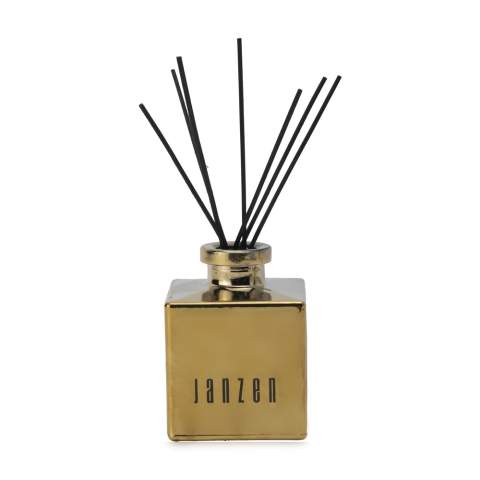Geurstokjes van het merk Janzen, in de geur Euphoria. Via de speciale houten stokjes krijgt je favoriete parfum de kans zich te verspreiden door het huis. Geschikt voor elke gewenste kamer: van slaapkamer tot toilet, van kantoor tot keuken. Bepaal met het aantal stokjes zelf de geurintensiteit. Verschillende werelden komen samen in dit rijke aromatische parfum. Laat je verleiden en de warme amber je meenemen op een Oosterse reis. Een spectaculaire combinatie met de zuiverende en verhelderende werking van bitterzoete grapefruit. Samengebundeld met zachte noten van mint, rabarber en viooltjes. Dit flacon van glas is gevuld met 200 ml parfumolie en wordt geleverd inclusief stokjes. Per set in een geschenkdoos. Per set in doos.