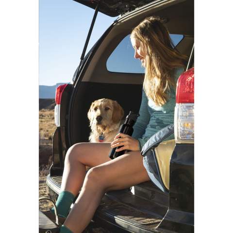 Gourde légère à paroi simple de la marque Klean Kanteen. Cette gourde de haute qualité est fabriquée à partir d'acier inoxydable 18/8 recyclé post-consommation certifié à 90%. Finition avec un revêtement en poudre Klean Coat® résistant aux chocs. Le bouchon à vis étanche est équipé d'un bouchon sport avec bec amovible pour un nettoyage facile et d'un anneau de transport pratique. Ne convient pas aux boissons chaudes et aux boissons gazeuses. Facile à nettoyer. Goût et odeur neutres. Sans BPA, BPDS, phtalates, PVC et métaux lourds. Ce produit passe au lave-vaisselle. Le lavage à la main est recommandé pour préserver l’impression. Cette gourde fine est facile à emporter partout et idéale pour la course, le vélo, la randonnée et le fitness. Favorisez un style de vie actif avec cette fantastique gourde de sport. Capacité 800 ml. Klean Kanteen est Certifié climatiquement neutre, membre de 1% For the Planet et soutient ainsi des organisations environnementales.