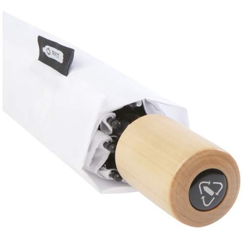 Handmatig opvouwbare paraplu met een gerecycled PET pongé polyester scherm. De stevige metalen schacht en het hoogwaardige frame met baleinen van glasvezel bieden maximale flexibiliteit bij winderige omstandigheden. Geleverd met een zakje en kan gemakkelijk in een handtas of rugzak worden opgeborgen en mee worden genomen. In combinatie met het houten handvat en het gerecycled PET pongé polyester scherm biedt het model een duurzame keuze. Verkrijgbaar in een brede variatie van moderne kleuren met een groot decoratievlak op alle panelen.