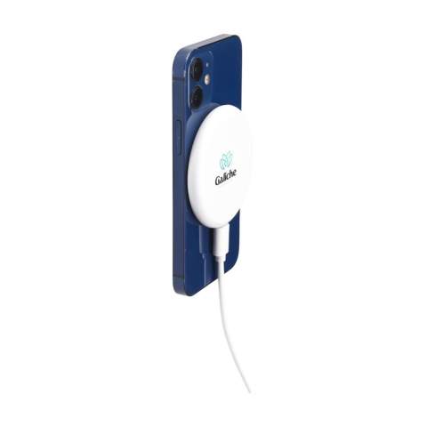 Magnetisches, kabelloses 15-W-Ladegerät mit einem Gehäuse aus recyceltem ABS. Klicken Sie das Ladegerät auf die Rückseite Ihres Mobiltelefons, um Ihr Gerät aufzuladen. Die integrierten Magnete im Ladegerät sind perfekt ausgerichtet und sorgen immer für die richtige Ladeposition auf Ihrem Telefon. Dieses Ladegerät eignet sich zum Aufladen von Kopfhörern, iWatch und Mobiltelefonen. Eingang: Typ-C DC9V 2A. Ausgang: 15W. Inklusive Typ-C/USB-C-Ladekabel und Gebrauchsanweisung. RCS-zertifiziert. Gesamtes recyceltes Material: 21%. Verpackt pro Set.
