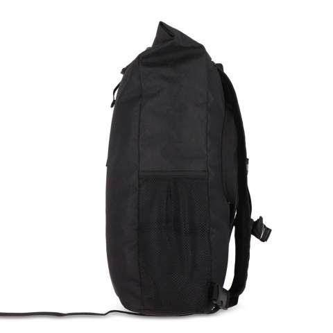 Ce sac à vélo pratique, est fabriqué en PET recyclé. Il est doté d'une poche frontale et supérieure, d'une poignée supérieure, de bretelles amovibles rembourrées et réglables et de deux clips permettant d'accrocher le sac à votre vélo. Les poches latérales en filet sont idéales pour les bouteilles ou les parapluies. 
