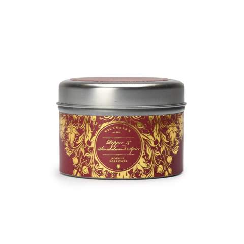 Bougie parfumée en boîte de la marque suédoise Victorian. La boîte est munie d'un couvercle en métal. La bougie parfumée a une odeur de bois de santal et de poivre. Durée de combustion : 12 heures.