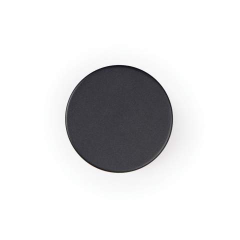 Beleuchten Sie Ihren Raum mit der Maris RCS Tischleuchte. Die aus robustem Metall und recyceltem ABS gefertigte Lampe bietet bis zu 8 Stunden Licht. Mit dem Touch-Schalter können Sie ganz einfach zwischen warmem Licht, weißem Licht und warmweißem Licht wechseln und die Helligkeit mit einem langen Druck einstellen. Wiederaufladbar über USB-C, Kabel im Lieferumfang enthalten. Zertifiziert durch RCS (Recycled Claim Standard). Die RCS-Zertifizierung garantiert, dass die gesamte Lieferkette der recycelten Materialien zertifiziert ist. Der Gesamtanteil an recycelten Materialien basiert auf dem Gesamtgewicht des Produkts. Dieses Produkt enthält 11% RCS-zertifiziertes recyceltes ABS.
