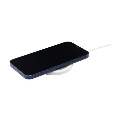 Magnetisches, kabelloses 15-W-Ladegerät mit einem Gehäuse aus recyceltem ABS. Klicken Sie das Ladegerät auf die Rückseite Ihres Mobiltelefons, um Ihr Gerät aufzuladen. Die integrierten Magnete im Ladegerät sind perfekt ausgerichtet und sorgen immer für die richtige Ladeposition auf Ihrem Telefon. Dieses Ladegerät eignet sich zum Aufladen von Kopfhörern, iWatch und Mobiltelefonen. Eingang: Typ-C DC9V 2A. Ausgang: 15W. Inklusive Typ-C/USB-C-Ladekabel und Gebrauchsanweisung. RCS-zertifiziert. Gesamtes recyceltes Material: 21%. Verpackt pro Set.