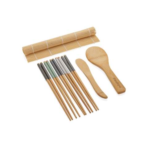 Set de préparation à sushis 8pcs Ukiyo pour faire du roulage de sushi un jeu d'enfant. Le kit est composé d'un tapis à sushi en bambou, d'une cuillère à riz, d'un couteau en bambou et de 5 jeux de baguettes. Emballé dans une boîte cadeau kraft.