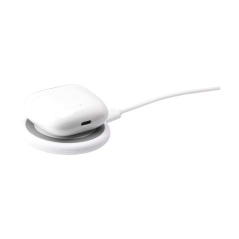 Magnetisches, kabelloses 15-W-Ladegerät mit einem Gehäuse aus recyceltem ABS. Klicken Sie das Ladegerät auf die Rückseite Ihres Mobiltelefons, um Ihr Gerät aufzuladen. Die integrierten Magnete im Ladegerät sind perfekt ausgerichtet und sorgen immer für die richtige Ladeposition auf Ihrem Telefon. Dieses Ladegerät eignet sich zum Aufladen von Kopfhörern, iWatch und Mobiltelefonen. Eingang: Typ-C DC9V 2A. Ausgang: 15W. Inklusive Typ-C/USB-C-Ladekabel und Gebrauchsanweisung. RCS-zertifiziert. Gesamtes recyceltes Material: 21%. Verpackt pro Set.