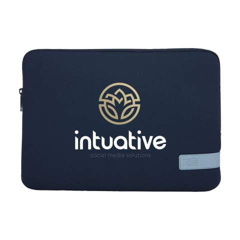 Housse robuste de Case Logic pour ordinateur portable 13 pouces. Cette fine housse en polyester est fabriquée à partir de mousse à mémoire de forme haut de gamme (6 mm d'épaisseur), elle offre ainsi une protection optimale. La doublure intérieure douce et moelleuse protège l'ordinateur portable des rayures. La housse possède une ouverture pratique asymétrique avec fermeture éclair.