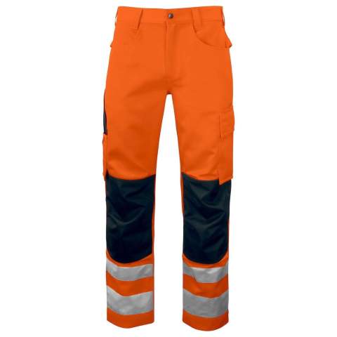 • broek in easycare materiaal van polyester/katoen dat zorgt voor een goed behoud van vorm en kleur<br />• twee achterzakken met klep en velcrosluiting<br />• beenzakken met apart zakje voor telefoon, pen en gereedschap<br />• duimstokzak met mesknoop<br />• voorgevormde knieën<br />• verstelbare kniezakken aan de binnenzijde (twee hoogtes)<br />• versteviging aan de duimstokzak en kniezakken<br />• de maten C42-C64 kunnen verlengd worden met 5 cm (extra zoom)