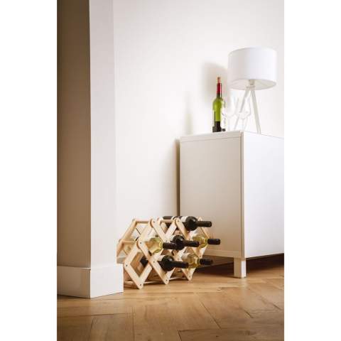 Rackpack Wine Rack : un coffret de vin et un casier à vin en un. Un coffret cadeau pour une bouteille de vin. Lorsqu'il est complètement ouvert, ce produit devient un casier à vin pouvant accueillir six bouteilles de vin. Avec une sangle de transport pratique en coton.  Rackpack : un coffret vin en bois certifié FSC 100% avec une nouvelle seconde vie ! • convient pour une bouteille de vin • lorsqu'il est déplié, convient pour six bouteilles de vin • bois de pin • vin non inclus. Chaque article est fourni dans une boite individuelle en papier kraft marron.