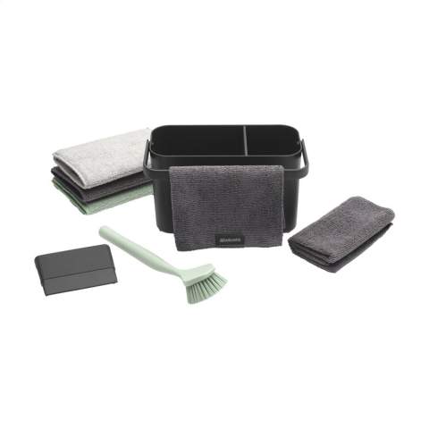 Kit de nettoyage en plastique Brabantia pour le plan de travail ou le placard de cuisine. Vous avez ainsi tous vos accessoires de nettoyage à portée de main. Comprend : • un bac avec 3 éponges en microfibre (16 x 22 cm), 2 chiffons de nettoyage en microfibre (25 x 30 cm) de différentes couleurs pour différentes tâches • un grattoir multifonctionnel pour les assiettes, plats et casseroles, plan de travail et évier • brosse à vaisselle avec grattoir intégré pour éliminer les résidus tenaces • séparateur flexible • grande poignée ergonomique, également pour suspendre votre chiffon de nettoyage • bac d'égouttage pour recueillir l'eau et permettre l'aération • dessous antidérapant. Un super ensemble pour un nettoyage rapide. Fabriqué à partir de 64% de matériaux recyclés. Recyclable à 82%. Avec 5 ans de garantie fabricant. Emballé par set.